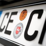Plaketten_Hinteres_Kfz-Kennzeichen Hinters Autoschild mit Siegel und TÜV-Plakette